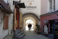 Tallin, Starówka, z lewej wejście do świetnej restauracji Balthazar